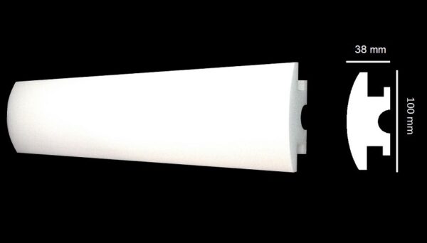 Moderne witte wandlijst met LED verlichting aan boven- en onderzijde, gemonteerd tegen een muur