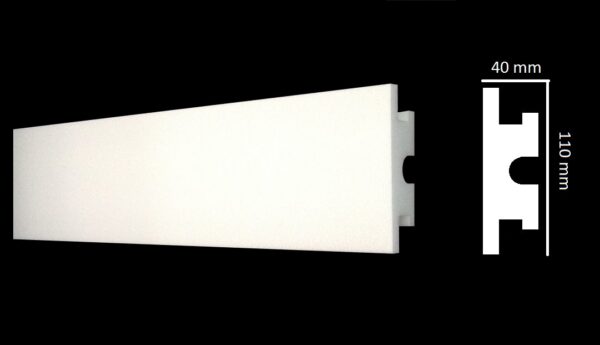 Witte LED wandlijst met LED strips boven en onder, gemonteerd tegen een wand voor een strak en sfeervol lichteffect
